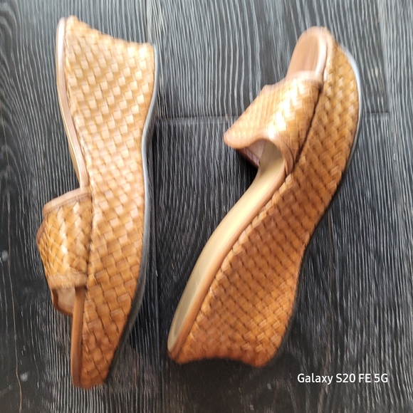 STUART WEITZMAN Designer size 7 leather cognac colored sandals. - Picture 9 of 16